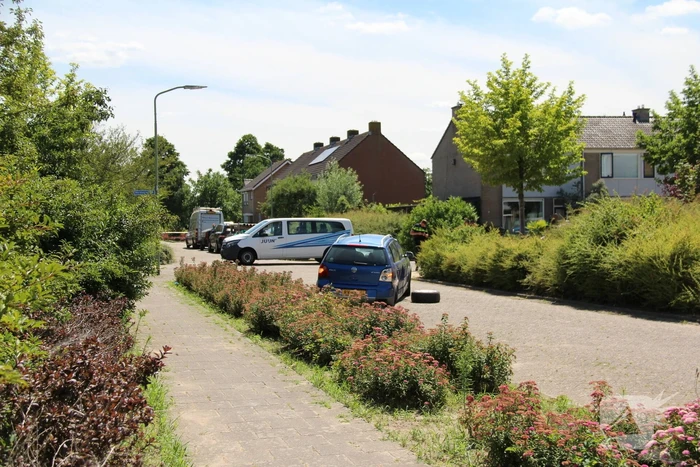 Auto slaat over de kop bij frontale aanrijding op kruising