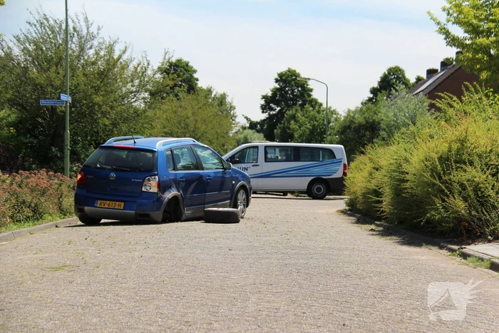 Auto slaat over de kop bij frontale aanrijding op kruising