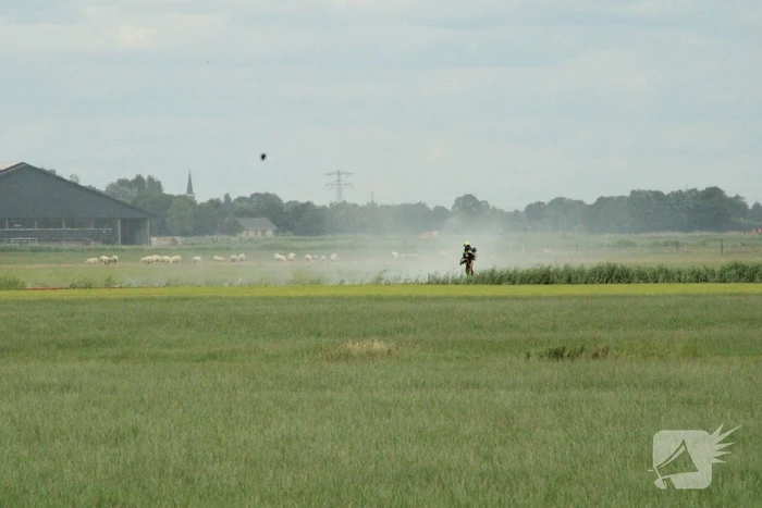 Brand langs sloot op boerenland