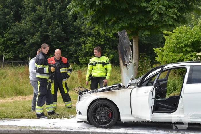 Motorcompartiment auto volledig uitgebrand