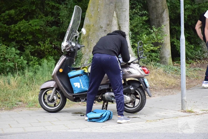 Bezorger in botsing met auto