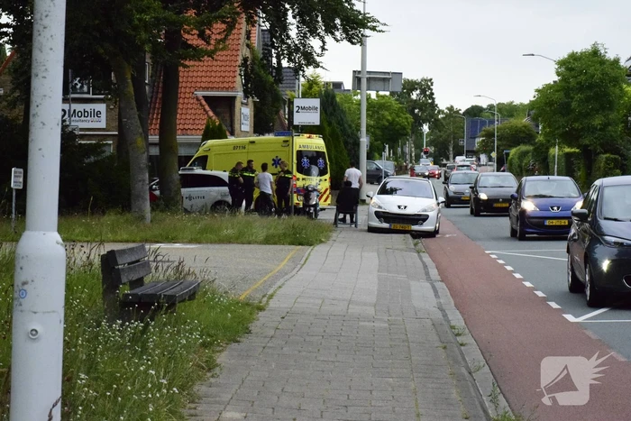 Bezorger in botsing met auto