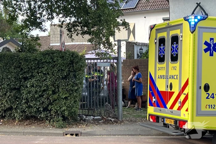 Auto schiet door tuin en ramt muur