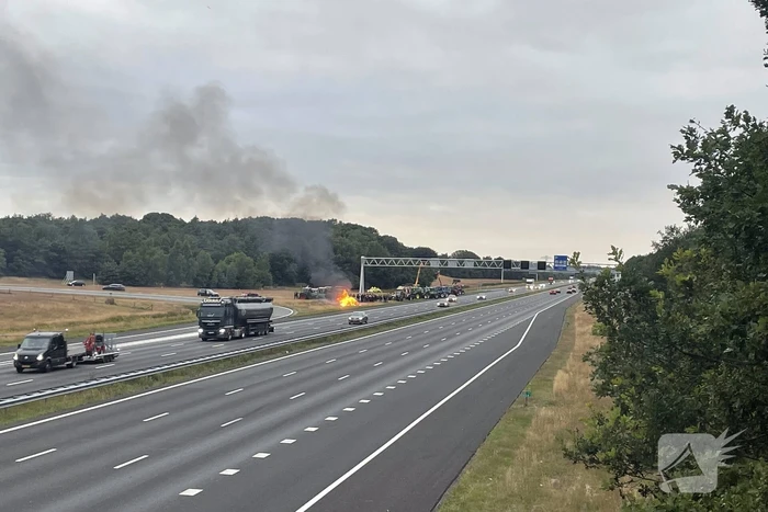 Boeren stichten brand langs doorgaande weg