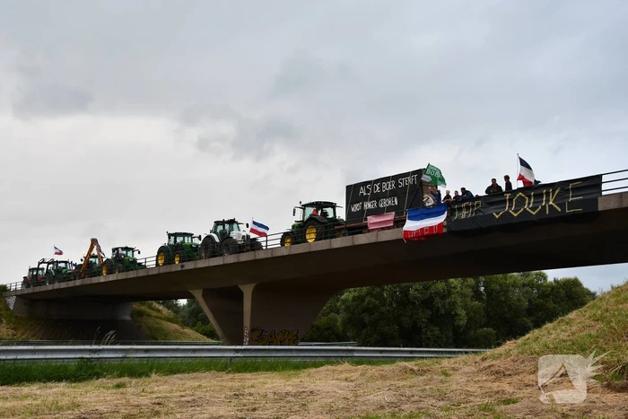 Boeren demonstreren op viaduct over snelweg