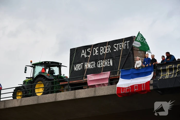 Boeren demonstreren op viaduct over snelweg