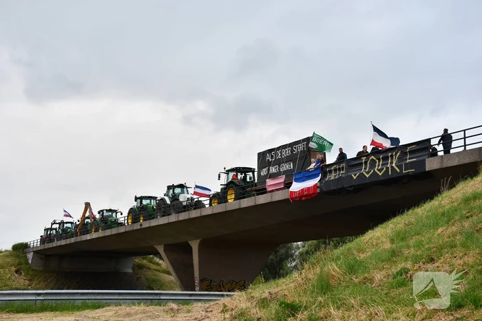 Boeren demonstreren op viaduct over snelweg