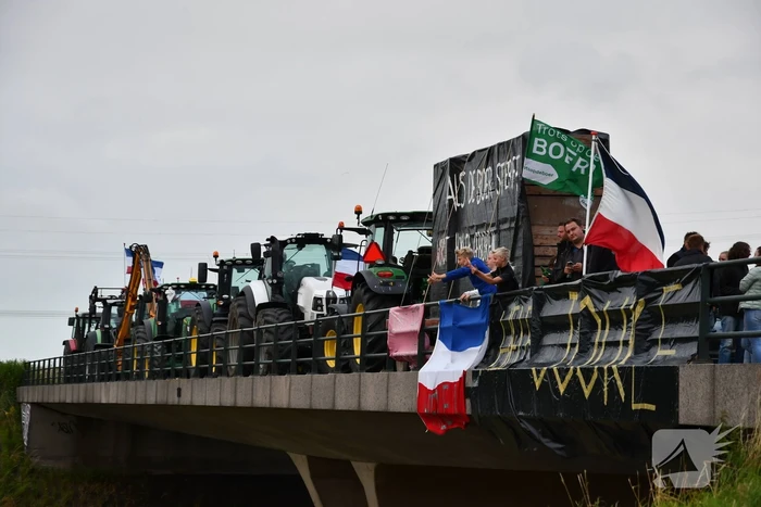 Boeren demonstreren op viaduct over snelweg