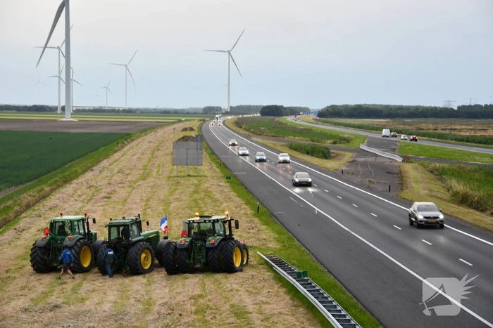 Boeren demonstreren op viaduct over snelweg