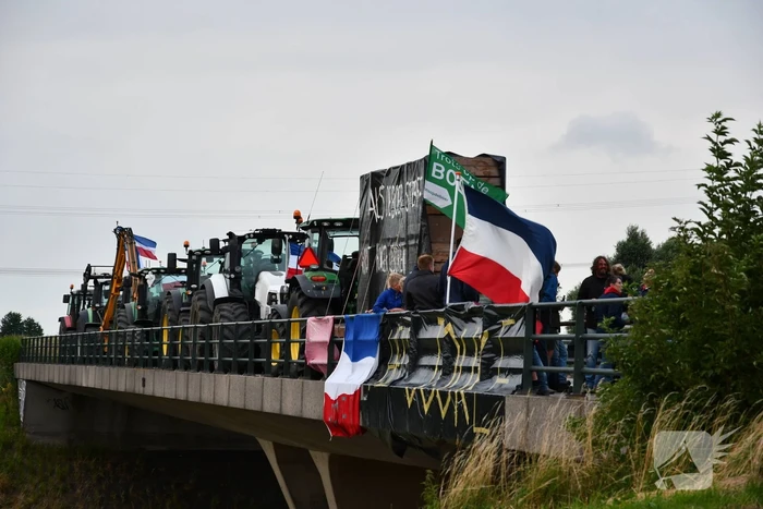 Boeren demonstreren op viaduct over snelweg