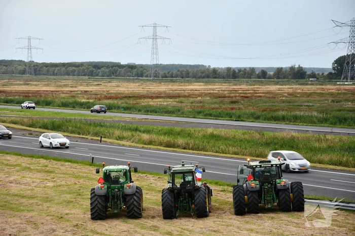 Boeren demonstreren op viaduct over snelweg