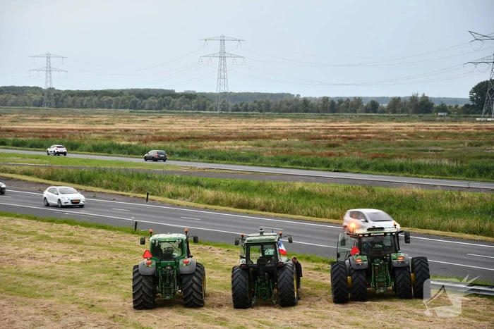 Boeren demonstreren op viaduct over snelweg