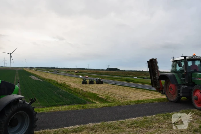 Boeren demonstreren op viaduct over snelweg
