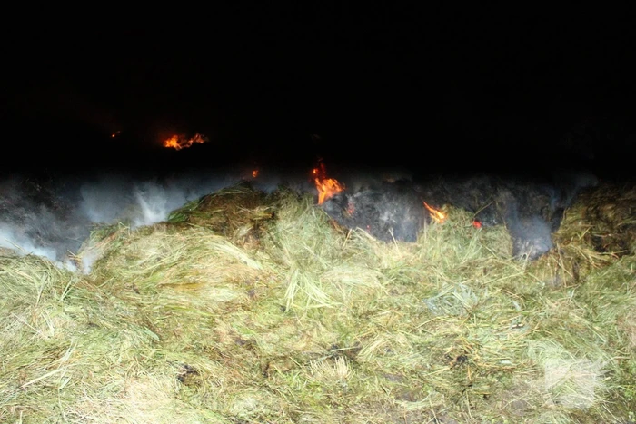 Rookontwikkeling vanwege brand in hooibalen