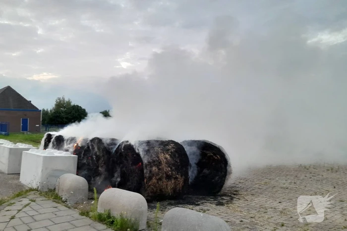 Meerdere hooibalen in brand