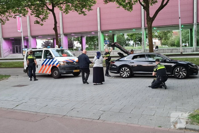 Politie houdt auto staande en doet een aanhouding