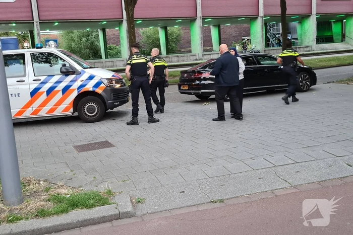 Politie houdt auto staande en doet een aanhouding