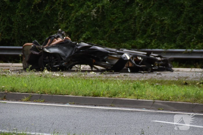 Automobilist overleden bij crash tegen boom