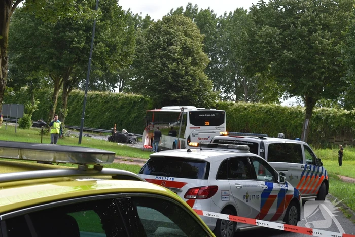 Automobilist overleden bij crash tegen boom