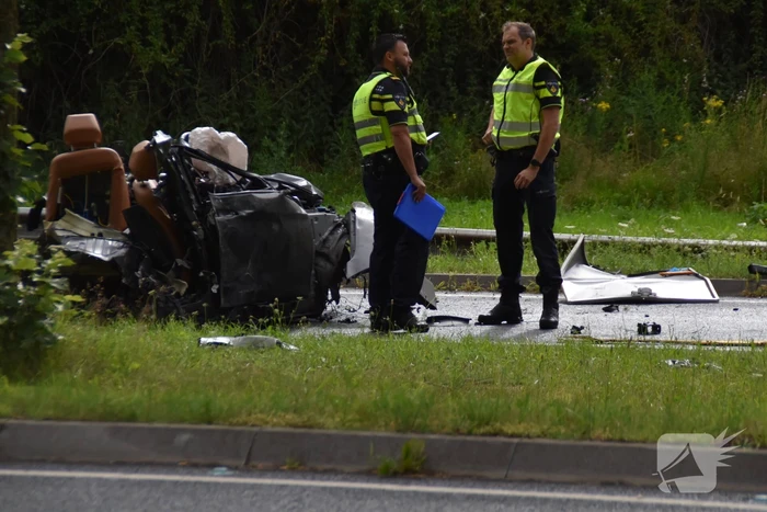 Automobilist overleden bij crash tegen boom