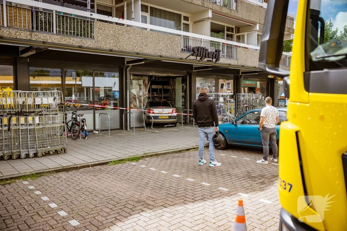 Automobilist rijdt dwars door fietsenstalling eindigt in Jumbo slijterij