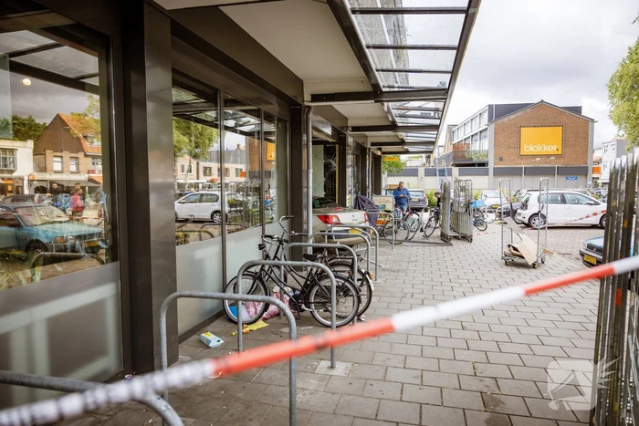 Automobilist rijdt dwars door fietsenstalling eindigt in Jumbo slijterij