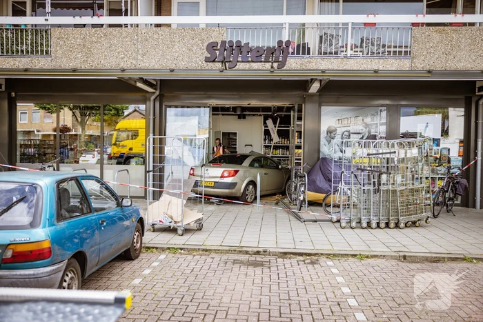 Automobilist rijdt dwars door fietsenstalling eindigt in Jumbo slijterij