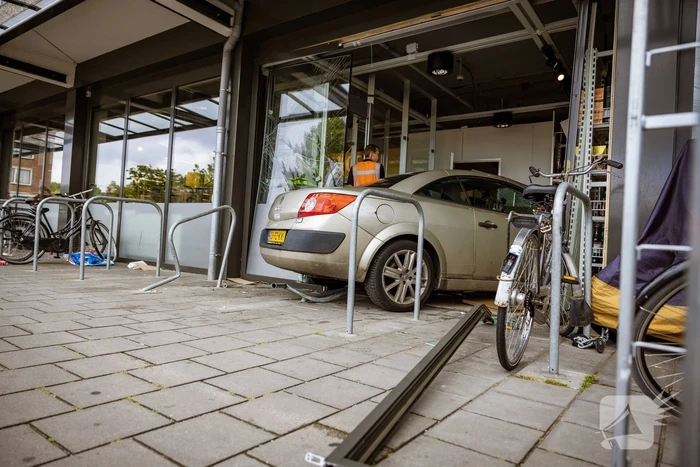 Automobilist rijdt dwars door fietsenstalling eindigt in Jumbo slijterij