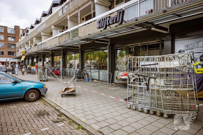 Automobilist rijdt dwars door fietsenstalling eindigt in Jumbo slijterij