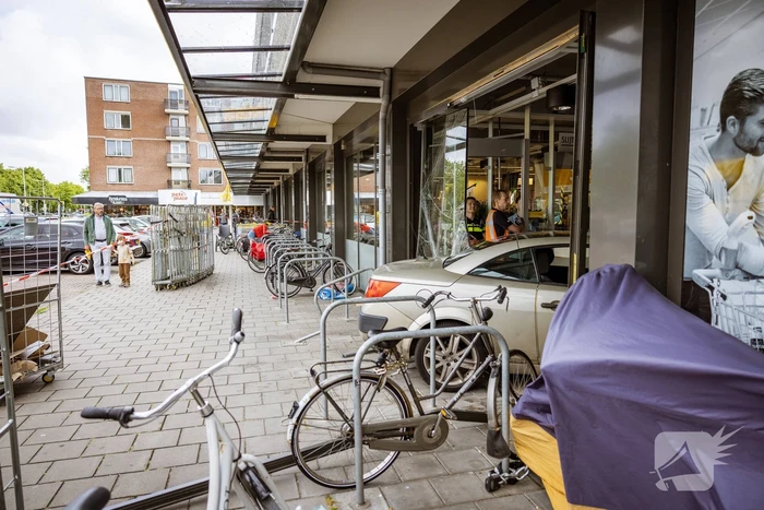 Automobilist rijdt dwars door fietsenstalling eindigt in Jumbo slijterij