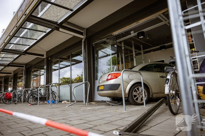 Automobilist rijdt dwars door fietsenstalling eindigt in Jumbo slijterij