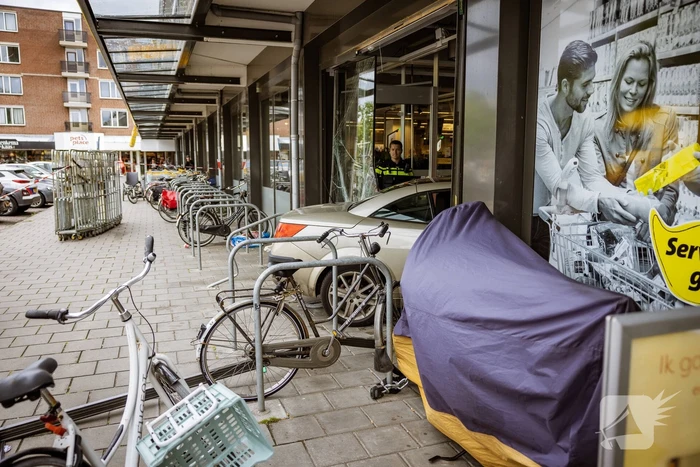 Automobilist rijdt dwars door fietsenstalling eindigt in Jumbo slijterij