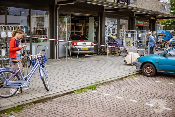 Automobilist rijdt dwars door fietsenstalling eindigt in Jumbo slijterij