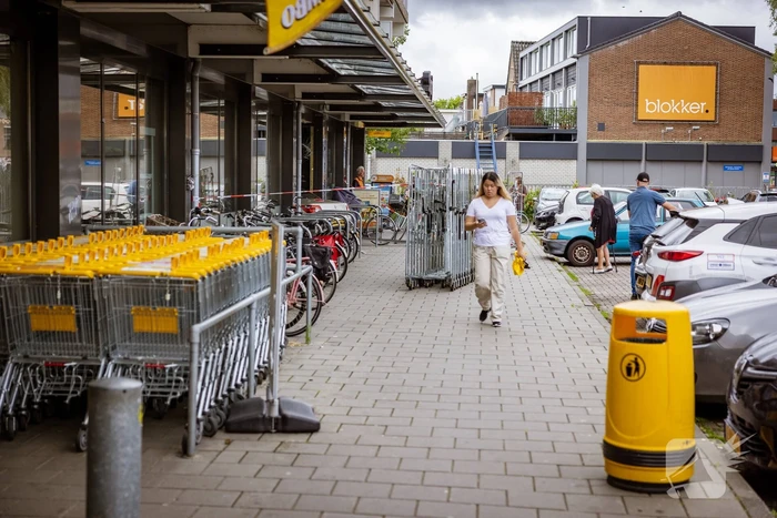 Automobilist rijdt dwars door fietsenstalling eindigt in Jumbo slijterij