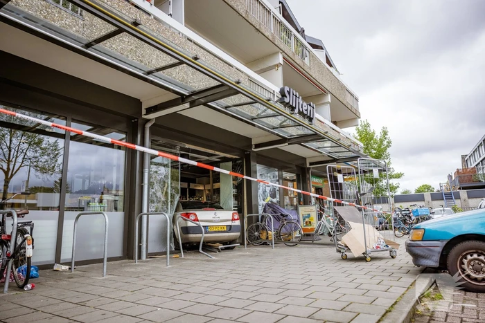 Automobilist rijdt dwars door fietsenstalling eindigt in Jumbo slijterij