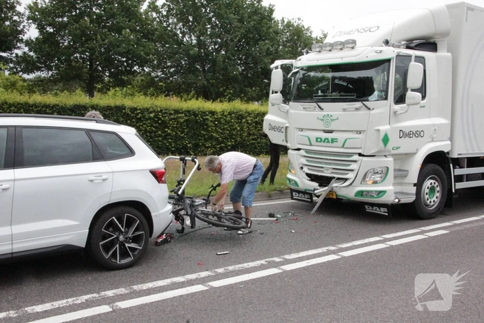 Vrachtwagen botst op voorligger