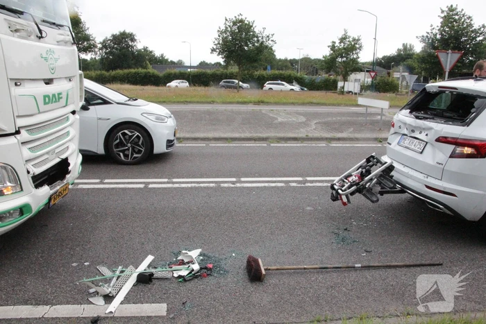 Vrachtwagen botst op voorligger