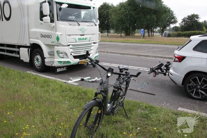 Vrachtwagen botst op voorligger