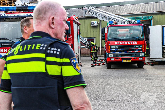 Rookontwikkeling bij brand in groothandel voor diervoeding