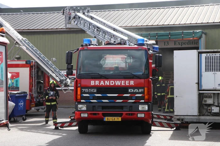 Rookontwikkeling bij brand in groothandel voor diervoeding