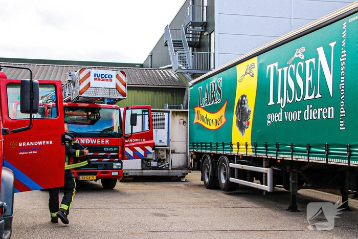 Rookontwikkeling bij brand in groothandel voor diervoeding