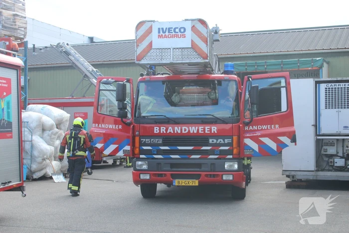 Rookontwikkeling bij brand in groothandel voor diervoeding