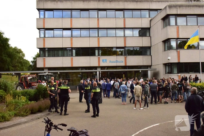 Boerenprotest met eieren tijdens raadsvergadering