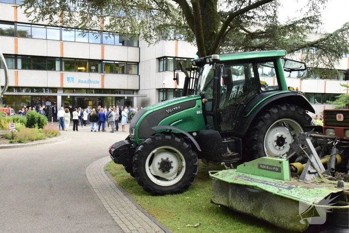 Boerenprotest met eieren tijdens raadsvergadering