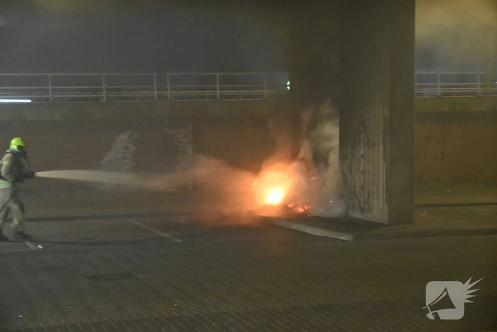 Rook autobanden trekt over de snelweg
