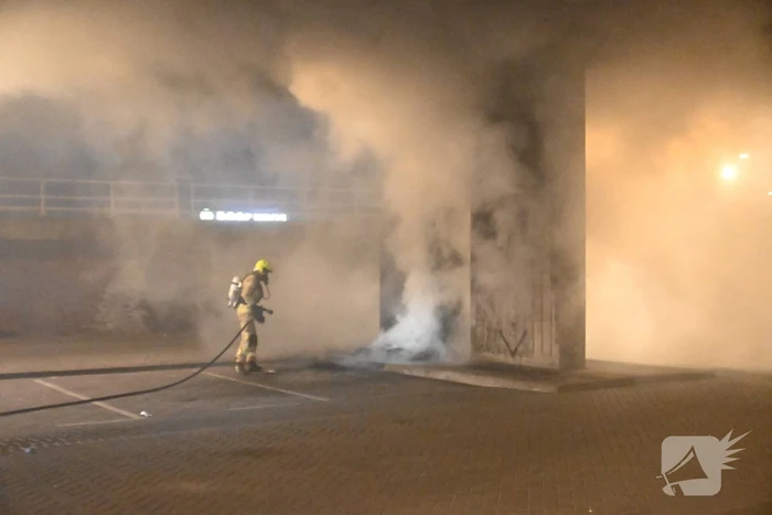 Rook autobanden trekt over de snelweg