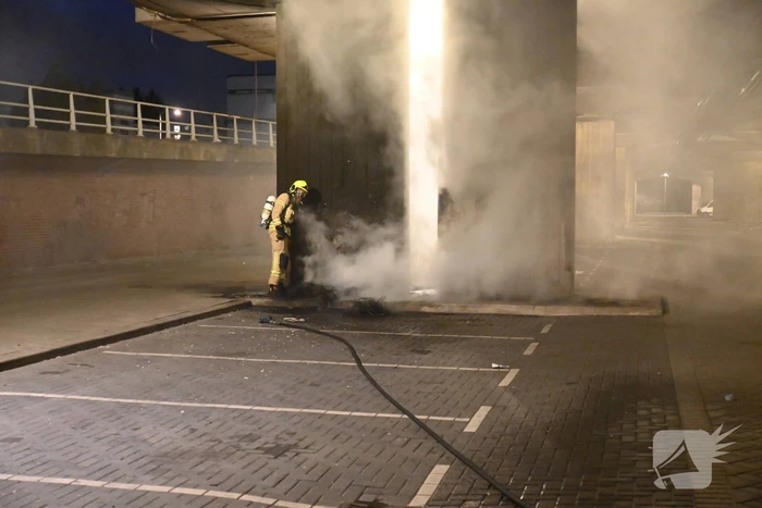 Rook autobanden trekt over de snelweg