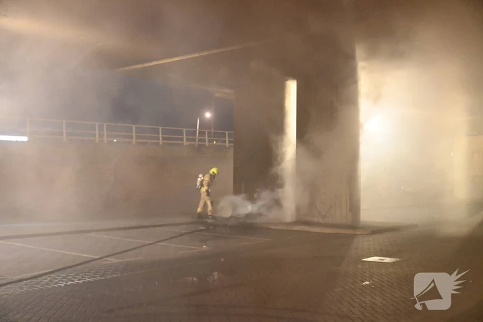 Rook autobanden trekt over de snelweg