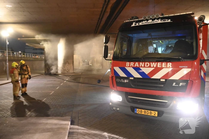 Rook autobanden trekt over de snelweg