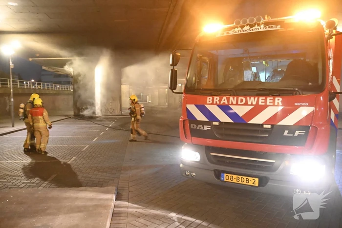 Rook autobanden trekt over de snelweg
